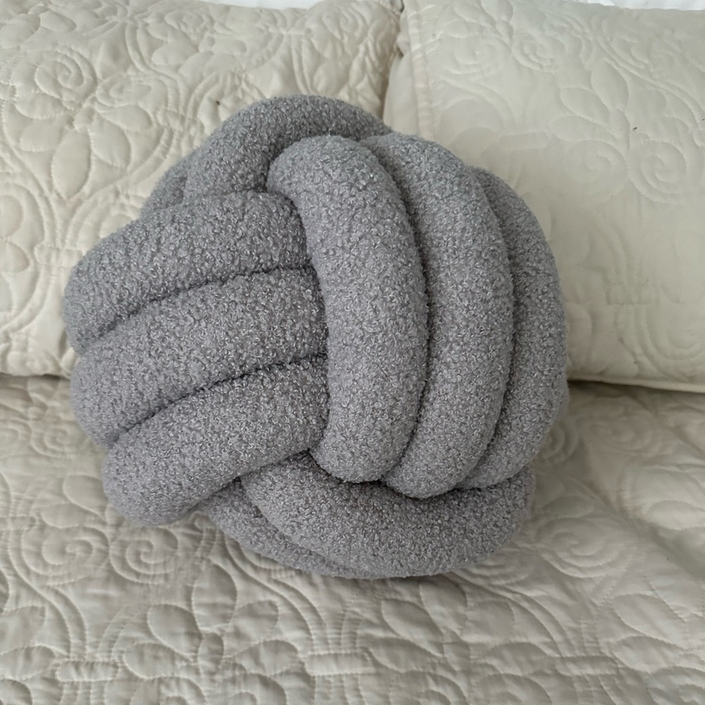 Knot pillow